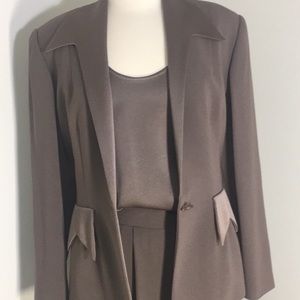 Zelda luxurious charmeuse 3 pc pant suit.😎